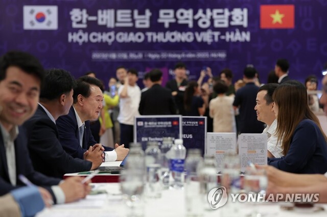 ▲ 윤석열 대통령이 22일 하노이 국가컨벤션센터에서 열린 한
·베트남 파트너십 박람회 중 무역상담회장을 찾아 참가 기업인들을 격려하고 있다.ⓒ연합뉴스