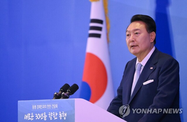 ▲ 베트남을 국빈 방문 중인 윤석열 대통령이 22일(현지시간) 하노이 한 호텔에서 열린 동행 경제인 만찬 간담회에서 격려사를 하고 있다.ⓒ연합뉴스