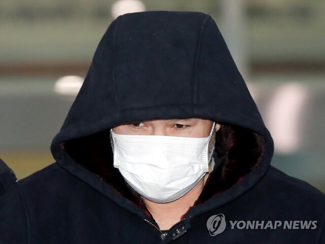 ▲ 평소 알고 지낸 중년여성을 살해하고, 시신유기를 도운 공범마저 살해한 권재찬(52)이 14일 오전 인천시 미추홀구 미추홀경찰서에서 나와 검찰로 송치되고 있다. ⓒ연합뉴스