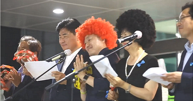 ▲ 손혜원, 소병훈, 박주민, 표창원, 김현권, 김한정 등 더불어민주당 의원들이 2016년 8월 '사드 반대 성주군민 촛불집회'에 참석해 노래를 부르고 있다. 성주사드배치철회 투쟁기록실 페이스북 캡처.