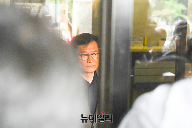 ▲ 더불어민주당 전당대회 돈 봉투 살포 사건의 핵심 피의자로 지목된 송영길 전 민주당 대표가 지난 7일 오전 서울중앙지검에 셀프 출석하고 있다. ⓒ서성진 기자