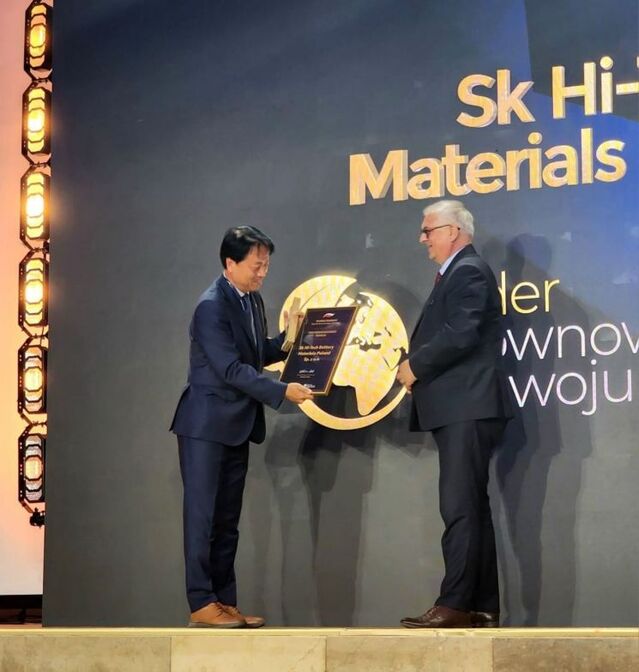 ▲ 박병철 SK아이이테크놀로지 폴란드 법인장(왼쪽)이 그제고시 피에호비악 폴란드 경제개발기술부 차관으로부터 ‘지속가능성 리더’ 장관상을 받고 있다. ⓒSKIET 제공