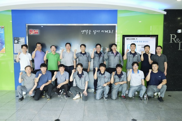 ▲ 남선알미늄과 한국GM 임직원들이 공장견학을 마치고 단체사진을 촬영하고 있다. ⓒSM그룹