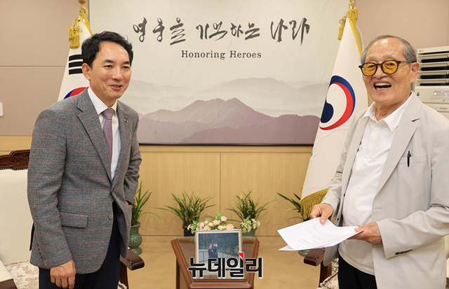 ▲ 22일 오후 서울지방보훈청에서 인보길 뉴데일리 회장과 박민식 국가보훈부 장관이 만나 대담에 앞서 환하게 인사하고 있다. ⓒ정상윤 기자