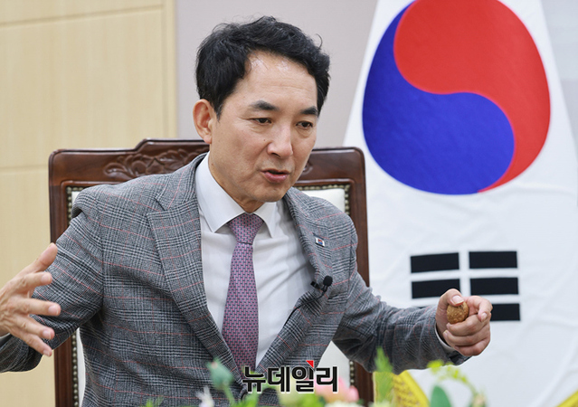 ▲ 22일 오후 서울지방보훈청에서 박민식 국가보훈부 장관이 보훈의 가치에 대해 설명하고 있다. 왼손에 호두 두 알을 움켜잡은 모습이 보인다. ⓒ정상윤 기자