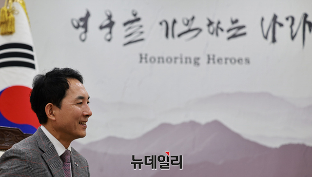 ▲ 22일 서울지방보훈청에서 박민식 국가보훈부 장관이 뉴데일리와 인터뷰하고 있다. 뒤로 보훈부 슬로건인 '영웅을 기억하는 나라'가 보인다. ⓒ정상윤 기자