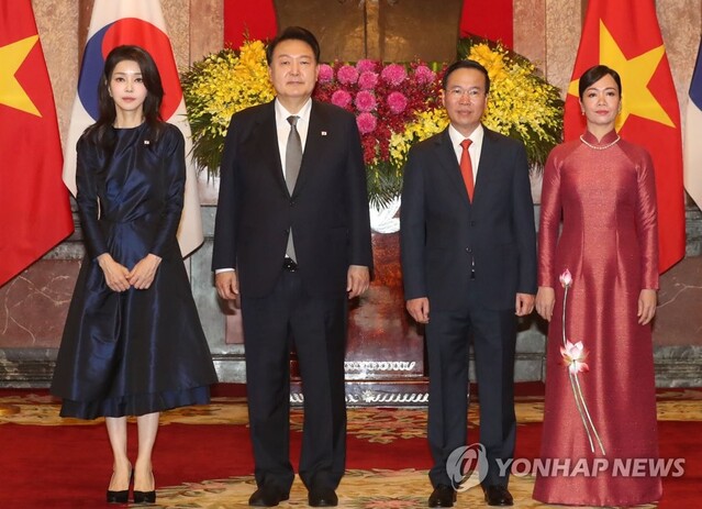 ▲ 베트남을 국빈 방문 중인 윤석열 대통령과 김건희 여사가 23일(현지시간) 하노이 주석궁에서 보 반 트엉 베트남 국가주석 내외와 기념 촬영을 하고 있다.ⓒ연합뉴스