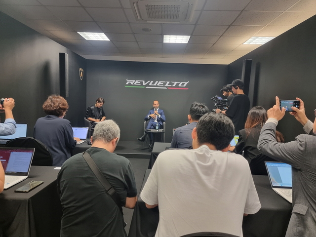 ▲ 프란체스코 스카르다오니 람보르기니 아태지역 총괄이 그룹 인터뷰중인 모습 ⓒ뉴데일리 김성현 기자