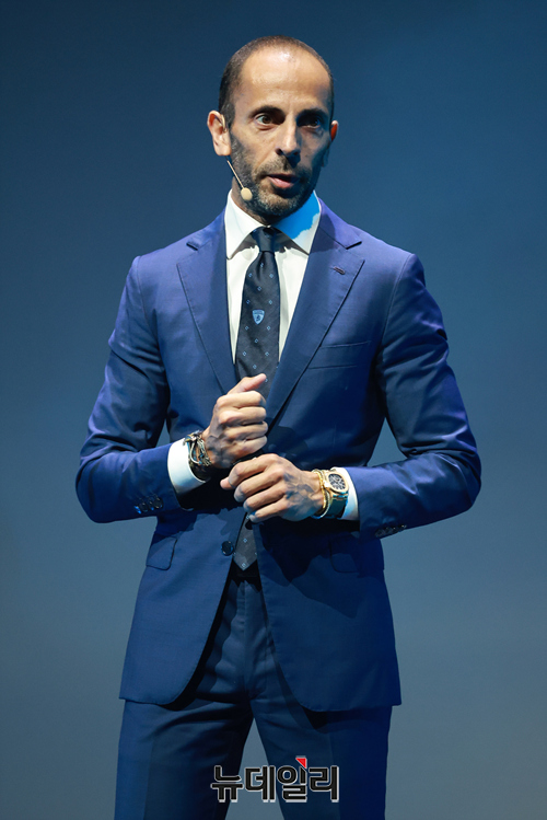 ▲ 프란체스코 스카르다오니 람보르기니 아태지역 총괄이무대에서 발표하고 있다 ⓒ뉴데일리