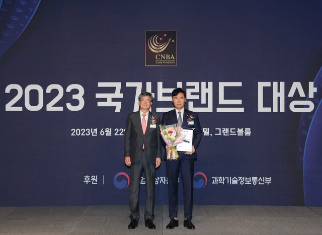 ▲ 치창우 보람그룹 수석대표(오른쪽)가 국가브랜드대상을 수상한 후 기념촬영을 하고 있다.ⓒ보람그룹.