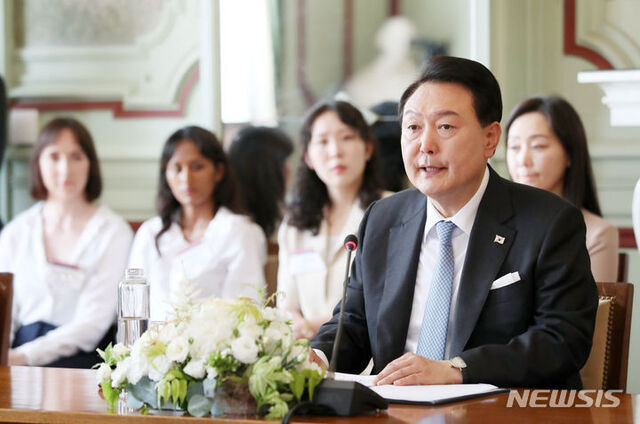 ▲ 윤석열 대통령이 지난 21일(현지시간) 파리 소르본 대학에서 열린 파리 디지털 비전 포럼에서 디지털 질서 규범 제정 필요성에 대해 연설하고 있다. ⓒ뉴시스