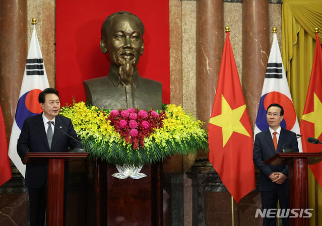 ▲ 베트남을 국빈 방문한 윤석열 대통령이 23일(현지시간) 하노이 베트남 주석궁에서 보 반 트엉 베트남 국가주석과 공동언론발표를 하고 있다. ⓒ뉴시스