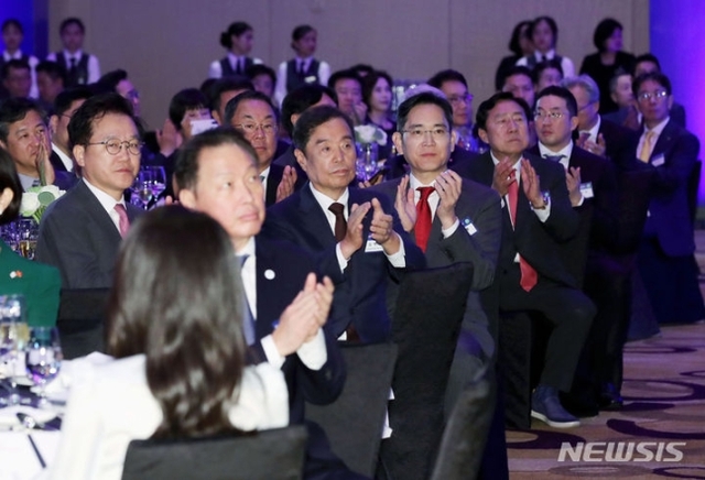 ▲ 22일(현지시간) 하노이 한 호텔에서 열린 동행 경제인 만찬 간담회에서 최태원 대한상공회의소 회장, 이재용 삼성전자 회장, 구광모 LG그룹 회장 등 참석자들이 윤석열 대통령의 격려사에 박수 보내고 있다. ⓒ뉴시스