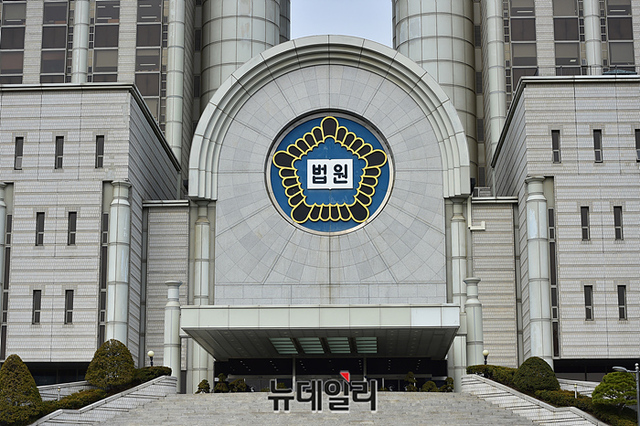 ▲ 서울고법 형사8부는 23일 오후 특정범죄 가중처벌 등에 관한 법률 위반(관세) 등 혐의로 재판에 넘겨진 '2천400억여원 상당' 금괴밀수일당에게 징역형과 1천억 상당의 벌금·추징금 판결을 내렸다.ⓒ뉴데일리DB