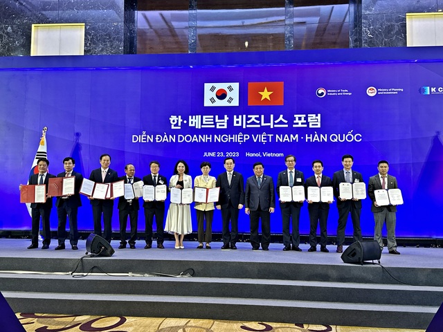 ▲ 한,베트남 비즈니스 포럼 업무협약(MOU) 체결식 기념사진 .왼쪽에서 여덟 번째부터 이창양 산업통상자원부 장관, 응우옌 찌 중 베트남 기획투자부(MPI) 장관, 강구영 KAI 사장, 부 뚜언 안 VTX 사장.ⓒKAI