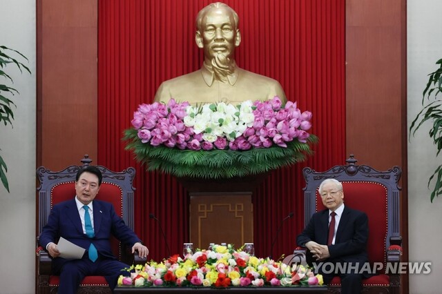 ▲ 베트남을 국빈 방문 중인 윤석열 대통령이 23일(현지시간) 하노이에서 베트남 권력 서열 1위인 응우옌 푸 쫑 공산당 서기장과 면담하고 있다. ⓒ연합뉴스