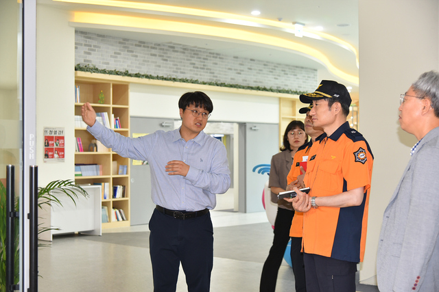 ▲ 정남구 대구소방안전본부장은 지난 21일 최근 개관한 대구행복기숙사와 대구통합전산센터를 찾아 화재안전 관리 실태를 점검하고 화재예방 지도에 나섰다.ⓒ대구시