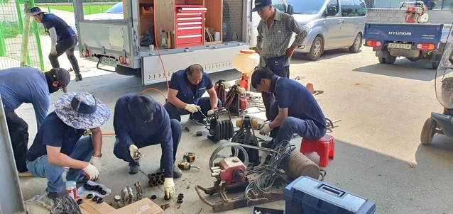 ▲ 경북농협(본부장 윤성훈)은 지난 6월 23일 본격적인 영농철을 맞아 아포농협 관내에서 농기계순회수리 봉사 활동을 펼쳤다.ⓒ경북농협
