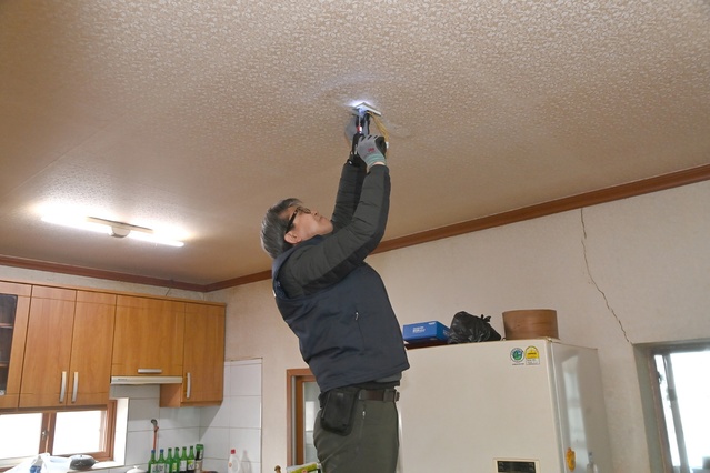 ▲ 청송군(군수 윤경희)이 군민 불편을 덜어주기 위해 올 초부터 ‘8282민원처리’ 사업을 시행한 결과, 주민 칭찬이 계속해서 이어지며 군 전역을 행복한 미소로 가득 채우고 있는 것으로 나타났다.ⓒ청송군