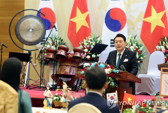 ▲ 베트남을 국빈 방문 중인 윤석열 대통령이 23일(현지시간) 하노이 국제컨벤션센터에서 열린 국빈 만찬에서 보 반 트엉 베트남 국가주석의 만찬사에 답사를 하고 있다.ⓒ연합뉴스