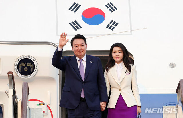 ▲ 프랑스와 베트남 순방을 마친 윤석열 대통령과 부인 김건희 여사가 24일 경기도 성남 서울공항에 도착해 공군 1호기에서 내리고 있다. ⓒ뉴시스