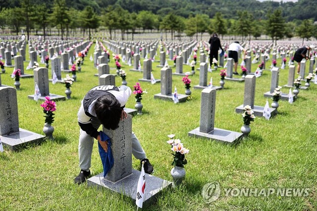 ▲ 6.25 한국전쟁일을 사흘 앞둔 22일 오전 국립서울현충원에서 초등학교 학생들이 묘역 정화활동을 하고 있다. ⓒ연합뉴스