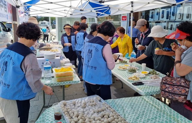 ▲ 6·25전쟁 음식인 쑥개떡·찐감자·주먹밥 등을 시식하고 있다.ⓒ영동군