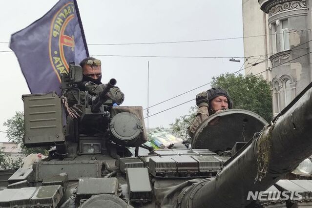 ▲ 러시아 로스토프나노두 도심에서 바그너그룹 깃발을 단 탱크에 탑승한 무장대원들의 모습 ⓒ뉴시스
