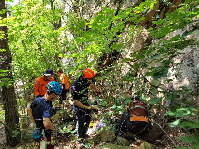 ▲ 25일 오전 강원소방본부 인제구조대‧원통구조대 소방관들이 사고 현장에서 암벽등반 중 추락한 여성을 병원으로 옮기기 위한 준비를 하고 있다.ⓒ강원특별자치도소방본부