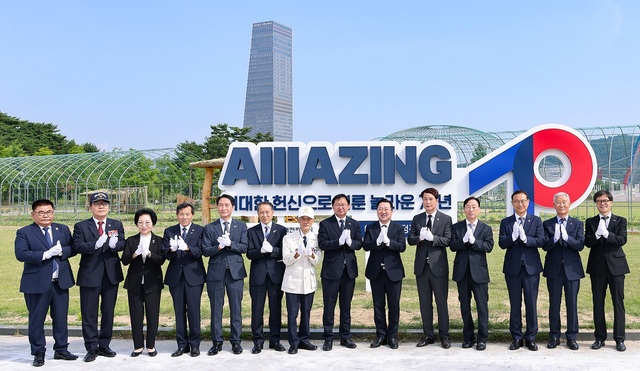 ▲ 이장우 대전시장과 이상래 대전시의장, 설동호 대전시교육감과 참전용사들이 한밭수목원에 세우진  6‧25 정전 70주년 조형물 개막식을 가진 뒤 박수를 치고 있다.ⓒ대전시