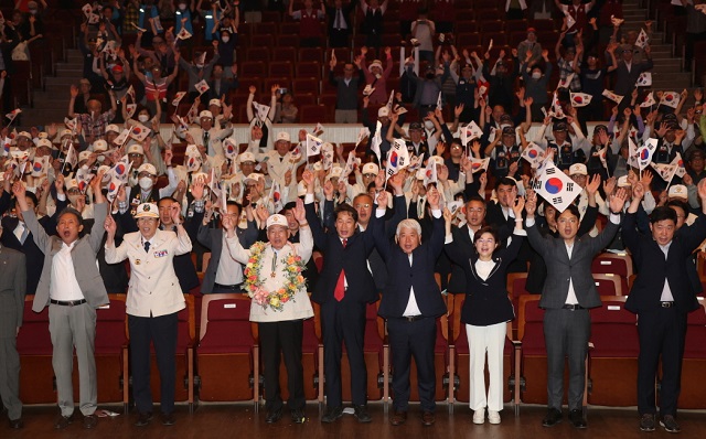 ▲ 6.25전쟁 제73주년 행사에서 만세삼창 퍼포먼스를 하고 있다.ⓒ포항시