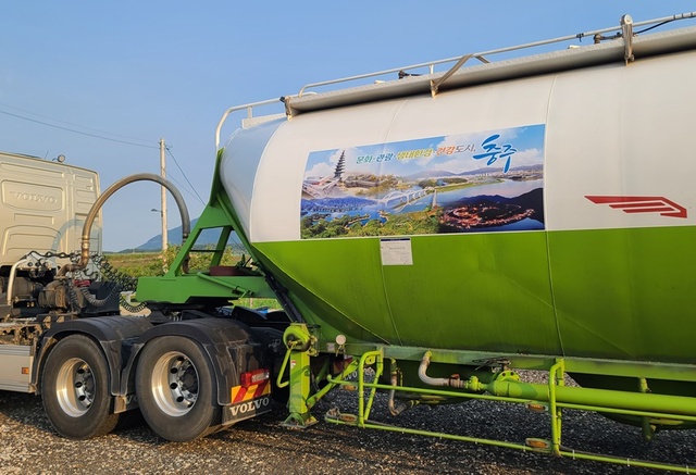 ▲ 충주를 알리는 스티커를 부착한 채 전국을 운행하는 트레일러.ⓒ충주시