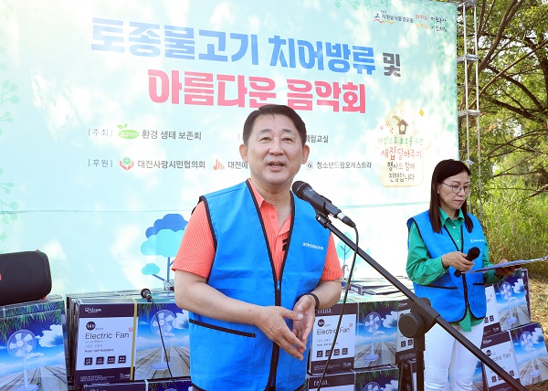 ▲ 서철모 구청장이 토종 물고기 치어 방류에 앞서 인사말을 하고 있다.ⓒ서구청