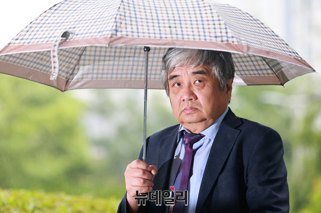 ▲ TV조선 재승인 의혹으로 재판에 넘겨진 한상혁 전 방송통신위원장이 26일 오전 서울 도봉구 북부지방법원에서 열린 첫 공판에 출석해 입장하고 있다. ⓒ정상윤 기자