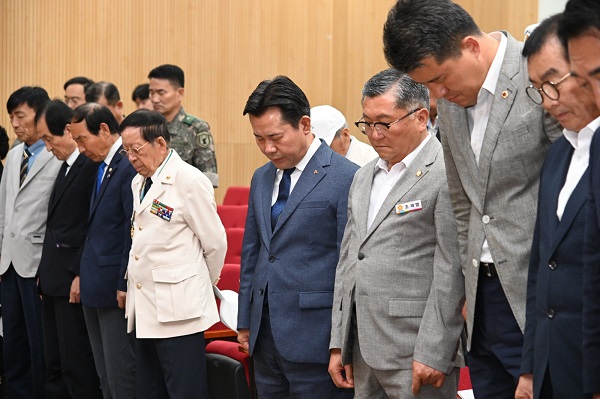 ▲ 박정현 부여군수가 지난 25일   6·25 전쟁 제 73주년 기념식에서 순국선열들에 대한 묵념을 하고 있다.ⓒ부여군