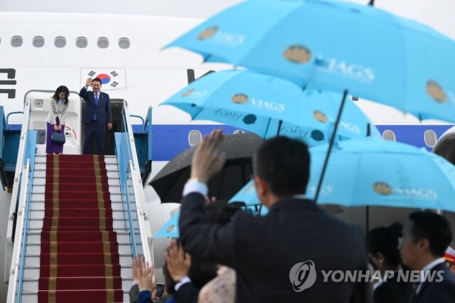 ▲ 대통령실은 윤석열 대통령 내외의 제172차 BIE총회(프랑스) 참석 및 베트남 국빈 방문 관련 미공개 장면을 26일 공개했다.

사진은 지난 24일(현지시간) 베트남 국빈 방문을 마친 윤석열 대통령과 김건희 여사가 공군 1호기 탑승 전 환송 나온 인사들에게 화답하는 모습. ⓒ연합뉴스