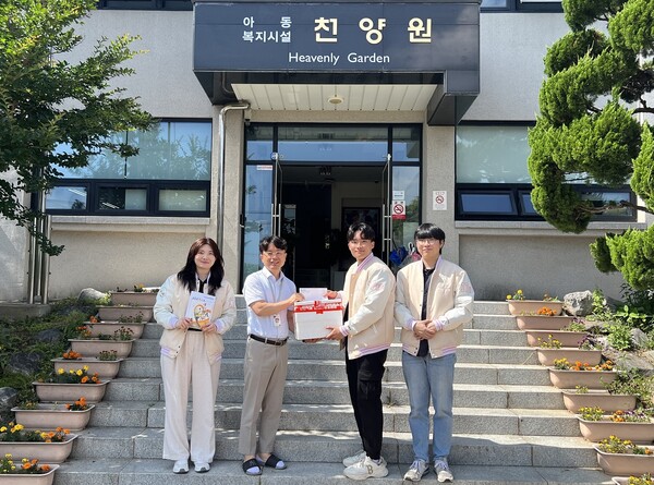 ▲ 목원대 사범대학 학생회 매화 임원들이 26일 대전 유성구 아동복지시설 천양원에 기부금 22만원과 30만원 상당의 간식을 전달했다.ⓒ목원대