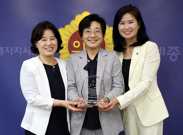 ▲ 세종시의회가 26일 국민건강보험공단으로부터 건강보험 제도운영에 기여한 공로로 우수기관 감사패를 받았다. 좌측부터 송미정 건강보험공단 세종지사장, 이순열 의장, 여미전 의원.ⓒ세종시의회