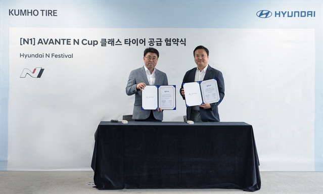 ▲ 왼쪽부터 윤장혁 금호타이어 상무, 박준우 현대차 상무. 
 ⓒ금호타이어