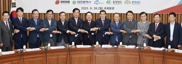 ▲ 충북도는 26일 국회에서 열린‘국민의힘-충청권 지역민생 예산정책협의회’에 김영환 충북도지사가 참석해 지역현안을 건의했다. 김 지사 등이 당정 협의를 마친 뒤 손을 엇갈려 잡는 포퍼먼스를 하고 있다.ⓒ충북도