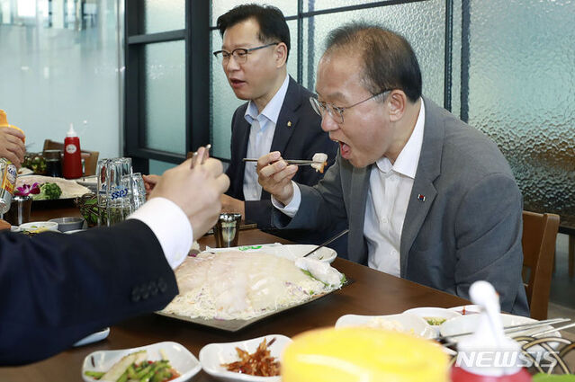 ▲ 윤재옥 국민의힘 원내대표가 지난 23일 서울 가락동 수산시장을 방문해 동료 의원들과 식사를 하고 있다. ⓒ뉴시스