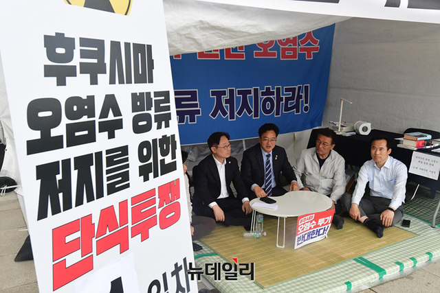 ▲ 우원식·윤재갑 더불어민주당 의원이 26일 오전 국회 본관 앞에서 일본 후쿠시마 원전 오염수 해양 방류 저지를 위한 무기한 단식농성을 하고 있다. ⓒ이종현 기자