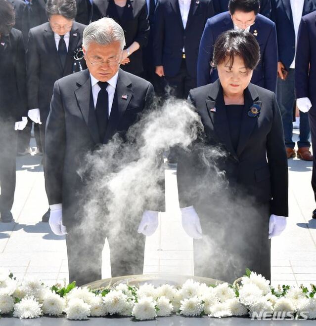 ▲ 문재인 전 대통령과 김정숙 여사가 5·18 민주화운동 43주기를 맞아 5월17일 오전 광주 국립5·18민주묘지를 참배, 헌화분향 후 묵념하고 있다. ⓒ뉴시스