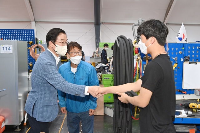 ▲ 임종식 경북교육감은 지난 3년간 전국기능경기대회에서 3년 연속 종합우승이라는 놀라운 성적을 달성해 기능경기를 통한 직업교육의 새로운 이정표를 제시하고 있다.ⓒ경북교육청