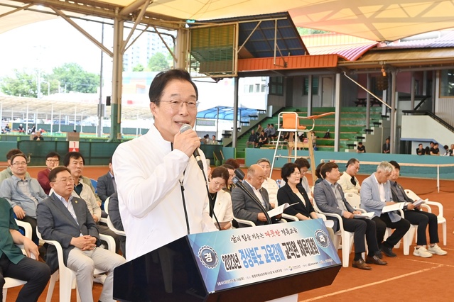 ▲ 임종식 교육감은 “경북교육을 위해 헌신하시는 교직원 여러분들의 그간의 노고에 감사하며 교육감배 교직원 체육대회를 통해 친목과 화합을 도모하고 참가 선수 및 임원 모두 즐겁고 행복한 시간이 되었길 바란다”고 말했다.ⓒ경북교육청