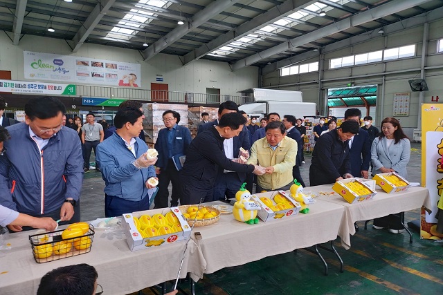 ▲ 김기현 국민의힘 대표와 이철규 사무총장, 임이자 의원, 정희용 의원 등이 26일 성주농산물공판장에서 참외를 시식하고 있다. ⓒ이도영 기자