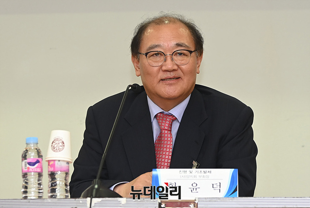 ▲ 전 국정원 대공수사단장과 국가안보통일연구원장 등을 역임한 황윤덕 양지회 부회장(한국통합전략연구원장)이 26일 국회 안보토론회에서 기조발제에 나섰다. ⓒ서성진 기자