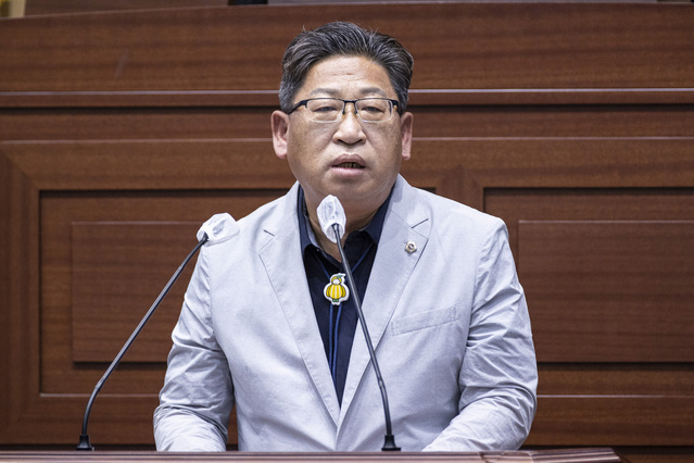 ▲ 강만수 의원(성주)은 26일 열린 경북도의회 제340회 제1차 정례회 제3차 본회의 5분 자유발언를 통해 동서3축 고속도로 중 성주~대구 구간의 조기 건설을 촉구하고 있다.ⓒ경북도의회