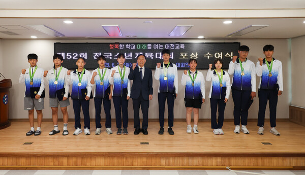 ▲ 설동호 교육감이 26일 제52회 전국소년체육대회에서 발군의 실력을 발휘한 우수선수들에게 포상금을 수여하고 화이팅을 외치고 있다.ⓒ대전교육청