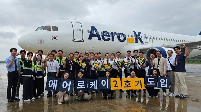 ▲ 충북 청주공항을 거점공항으로 하는 에어로케이가 Airbus사의 A320-200(180석) 기종을 2호기로 도입했다. 2호기는 우선 국토교통부의 감항(항공기 안전성 및 신뢰성) 증명검사 통과 후 일본 오사카 노선을 다음 달 6일부터 주 14회 운항한다. 에어로케이는 연말까지 항공기 4대를 추가 도입해 4개국 10개 노선(일본 7, 몽골, 대만, 마카오)까지 확대 운항할 계획이다.ⓒ에어로케이